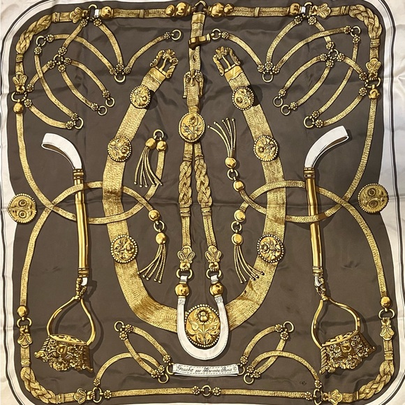 34 x 34 HERMES silk scarf / foulard in pre-loved condition - Picture 7 of 9